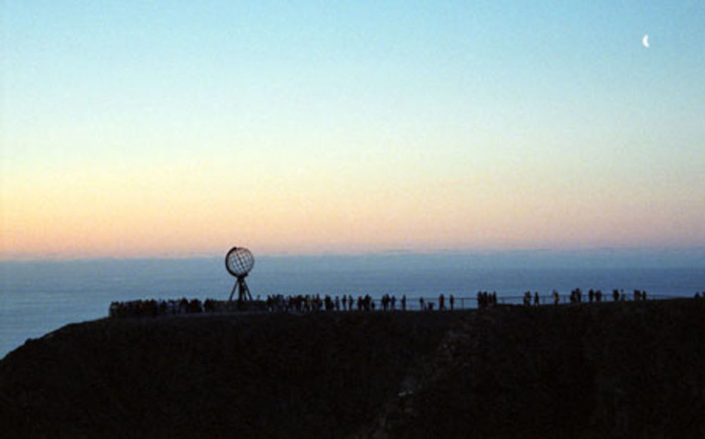 Le soleil de minuit et la lune au Cap Nord