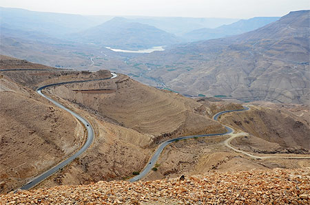 Les lacets de la route des Rois dans le Wadi Mujib Les lacets de la route des Rois dans le Wadi Mujib