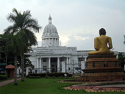 Bouddha devant la maison blanche de Colombo
