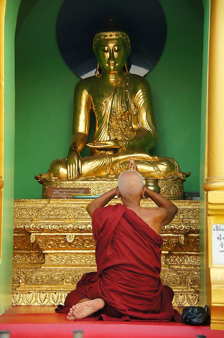 Prière à Shwedagon