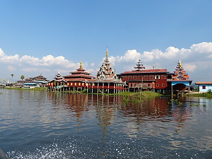 Un des nombreux monastères, au fil de l'eau