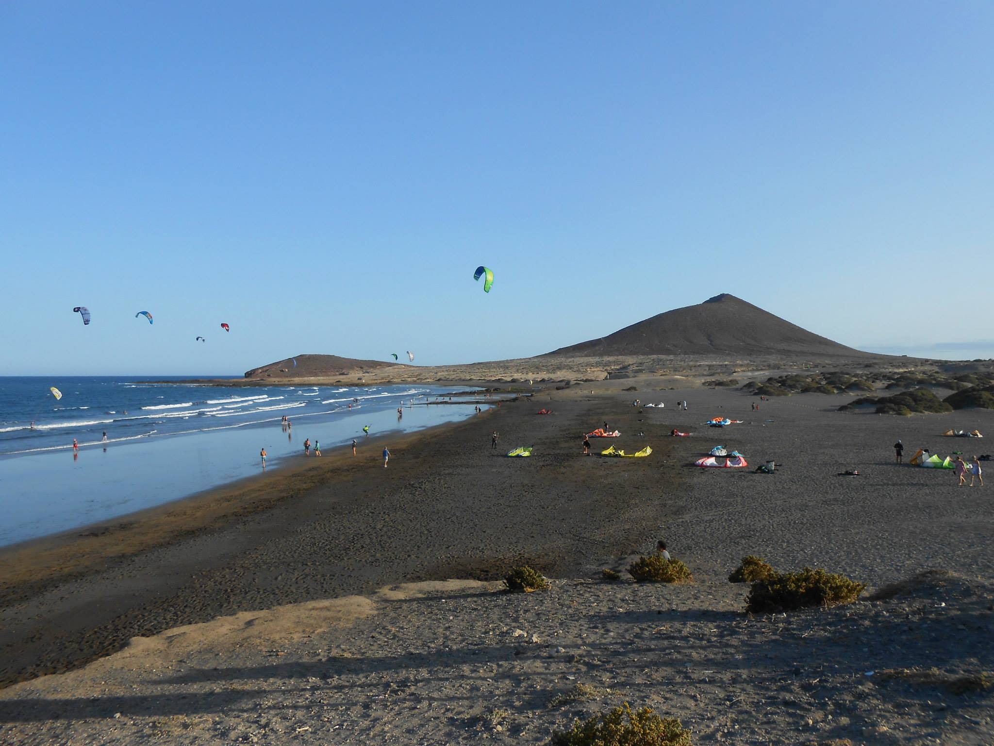 Plage del Medano avec les kitesurfeurs, Tenerife Plage del Medano avec les kitesurfeurs, Tenerife