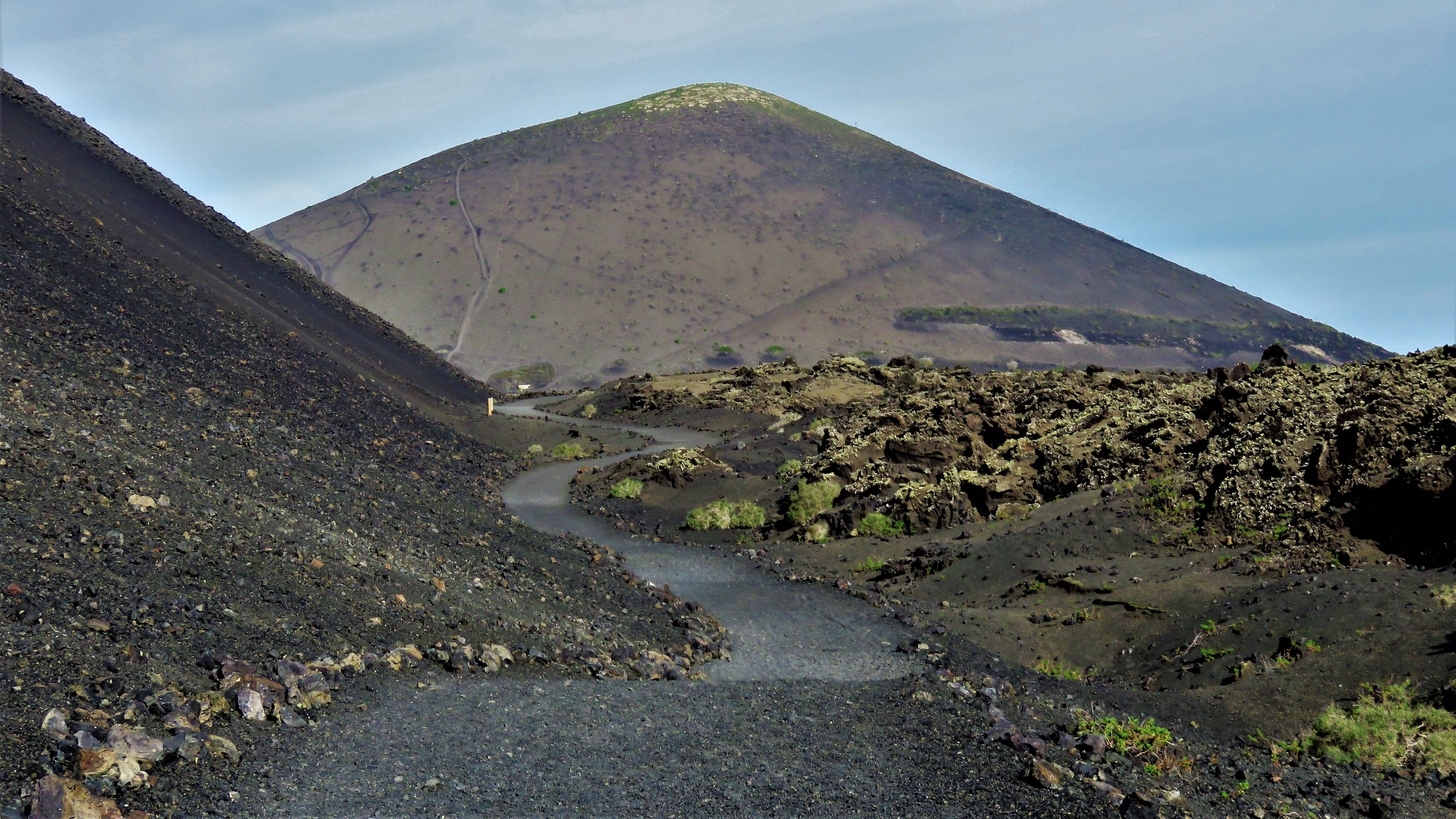 Chemin sinueux entre les volcans de Timanfaya Chemin sinueux entre les volcans de Timanfaya