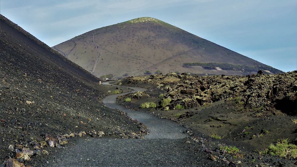 Chemin sinueux entre les volcans de Timanfaya