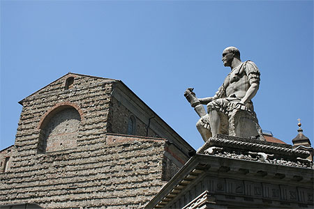 La basilique de San Lorenzo et la statue du condottière Jean de Médicis La basilique de San Lorenzo et la statue du condottière Jean de Médicis