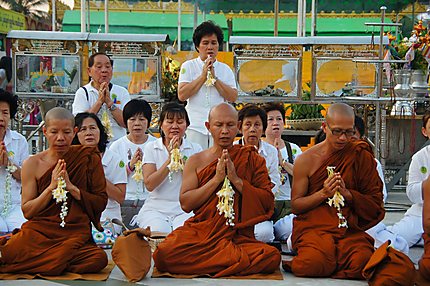 Prières à la Pagode Shwedagon