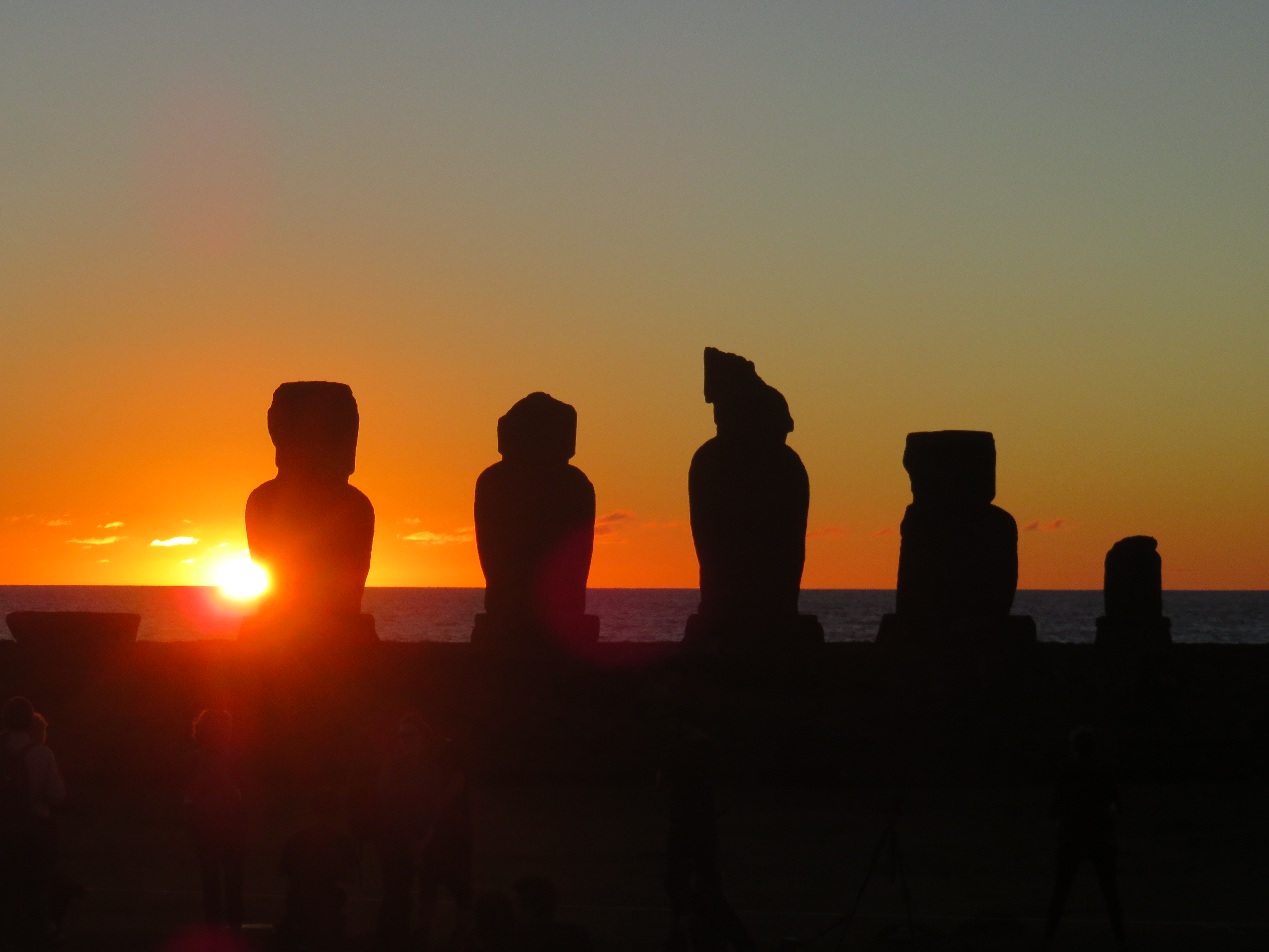Couché de soleil sur l'Ahu Tahai Couché de soleil sur l'Ahu Tahai