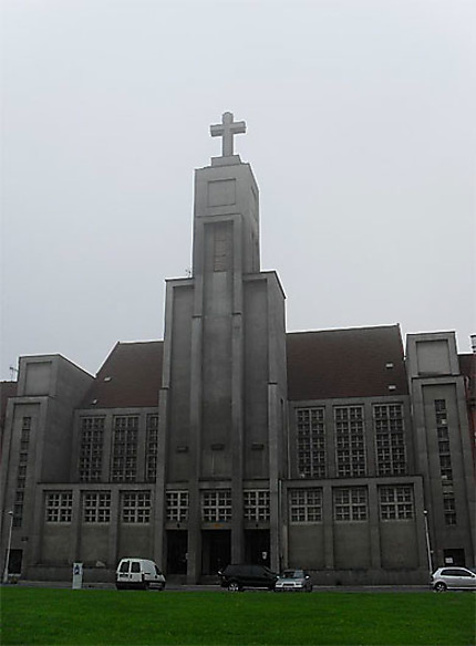 Eglise cubiste dans la brume matinale