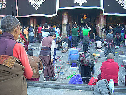 Pèlerins au barkhor lhassa tibet