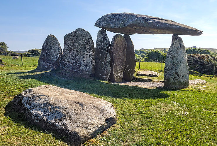 Menhirs, dolmens et cercles de pierres (cromlechs)