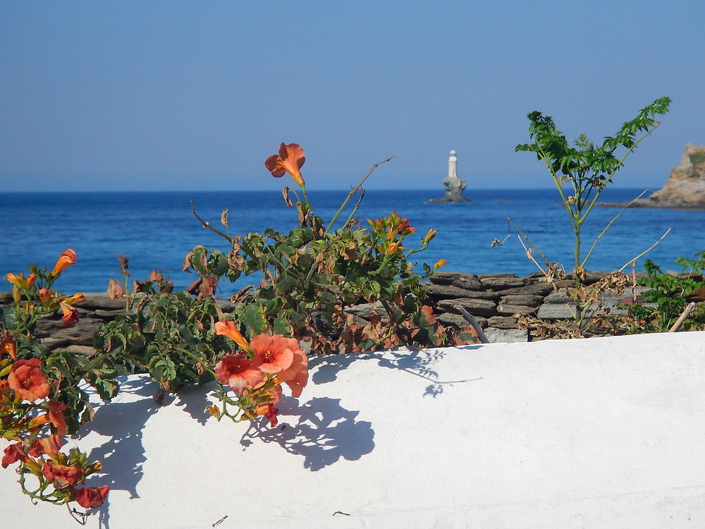 Au loin, le phare Tourlitis