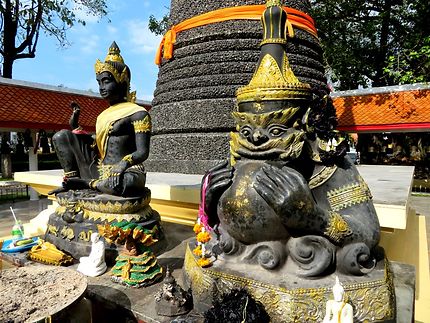  Divinités et Symboles au Wat Chaimongkol