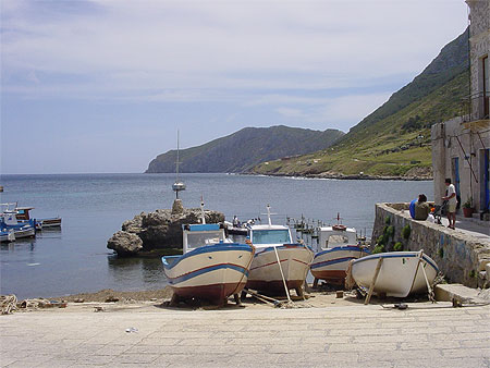 Bateaux dans le village de Marettimo Bateaux dans le village de Marettimo