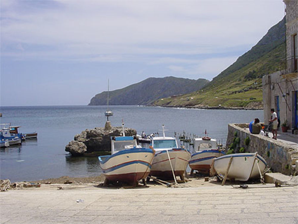 Bateaux dans le village de Marettimo