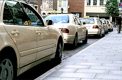 Enfilade de taxis de couleur beige