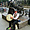 Musicien de rue devant statue de MOLLY MALONE