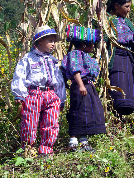 Enfants en costume traditionnel 