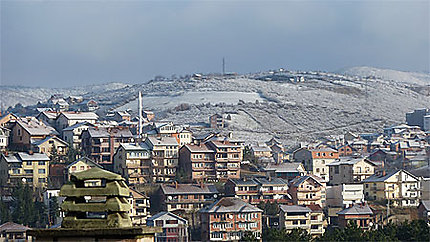 Pristina sous un fin manteau de neige