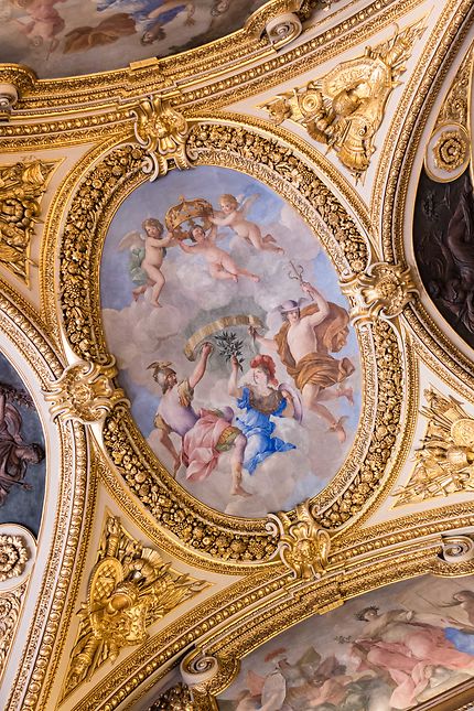Le Louvre, magnifique plafond peint et sculpté