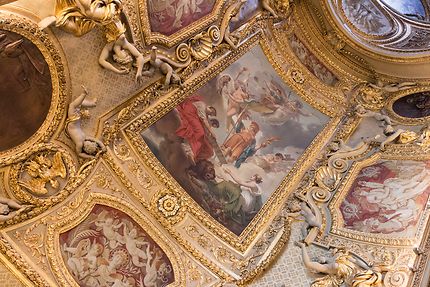 Le Louvre, magnifique plafond peint et sculpté
