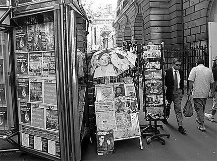 Le Kiosque A Journaux Noir Et Blanc 4eme Arrondissement Paris Routard Com