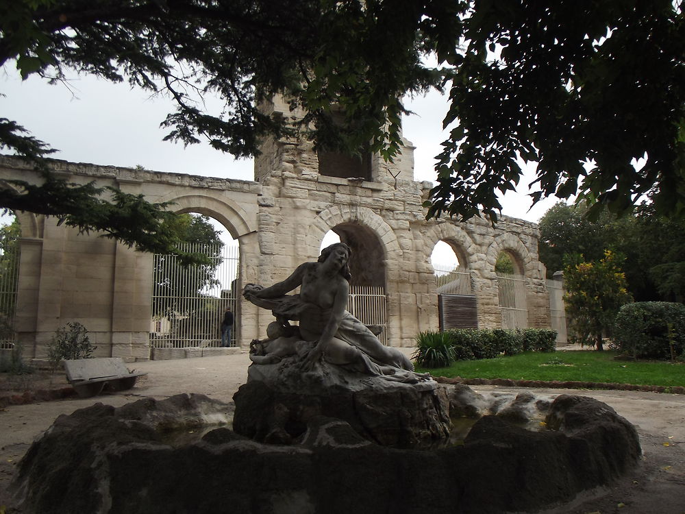 Statue devant le Théâtre Antique