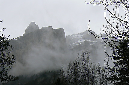 Falaises d'Ordesa se découvrant dans la brume