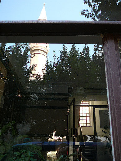 Reflet sur une vitre d’immeuble de la mosquée Bajrakli