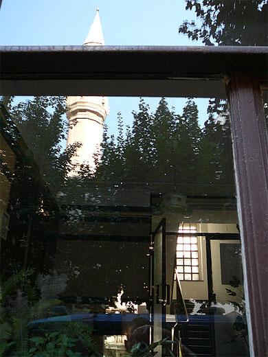 Reflet sur une vitre d’immeuble de la mosquée Bajrakli Reflet sur une vitre d’immeuble de la mosquée Bajrakli