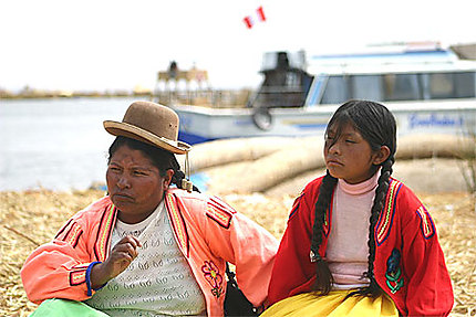 Mère et fille sur le lac Titicaca