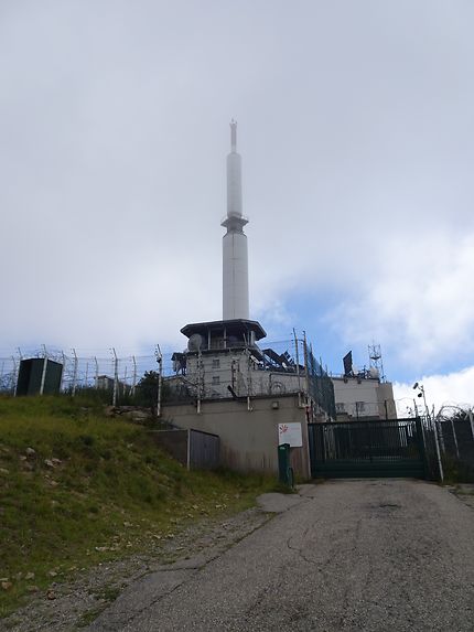 Antenne du Pilat dans les nuages