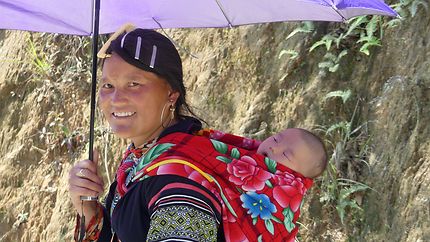 Femme et enfant dans la vallée Muong Hoa