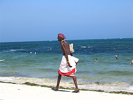 Un Samburu sur une plage de Mombassa