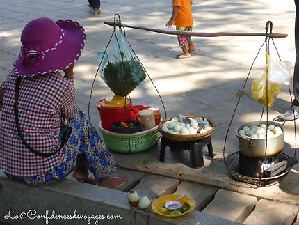 Vendeuse de rue à Phnom Penh
