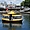 Petit bateau taxi dans le port de Victoria