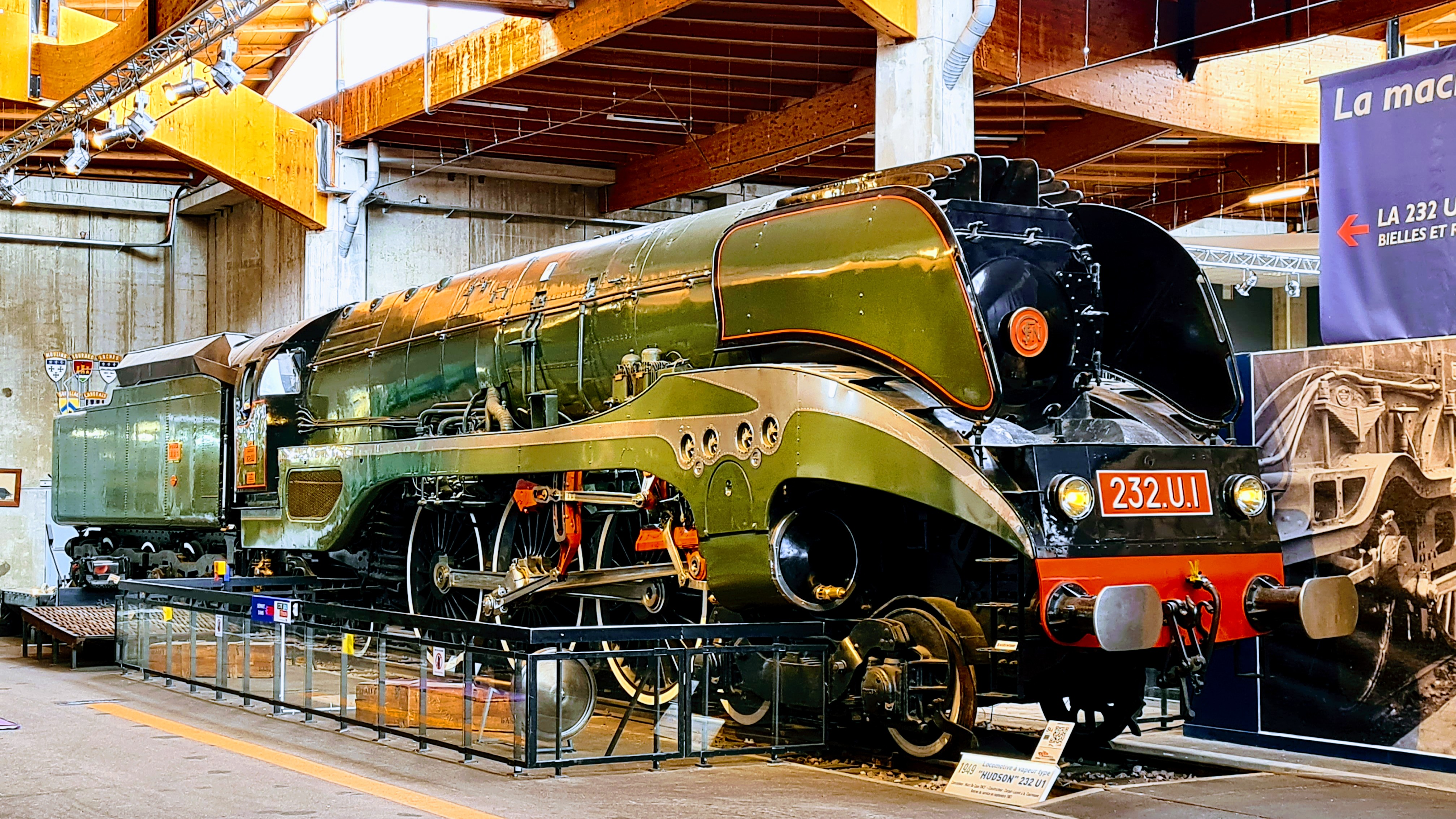 Cité du train - locomotive diesel imposante Cité du train - locomotive diesel imposante
