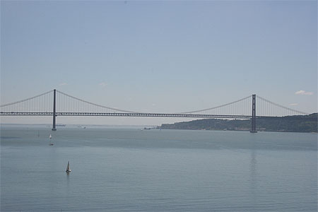 Le pont du 25 Avril vu depuis la Tour de Bélem Le pont du 25 Avril vu depuis la Tour de Bélem