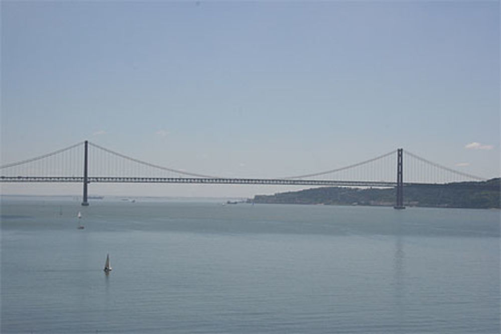 Le pont du 25 Avril vu depuis la Tour de Bélem