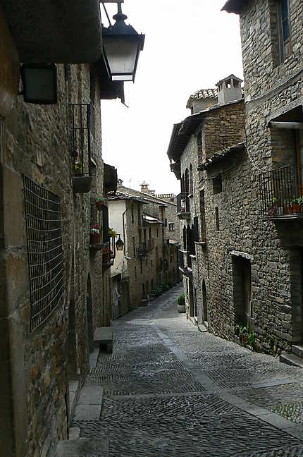 Ainsa, rue typique du village médiéval