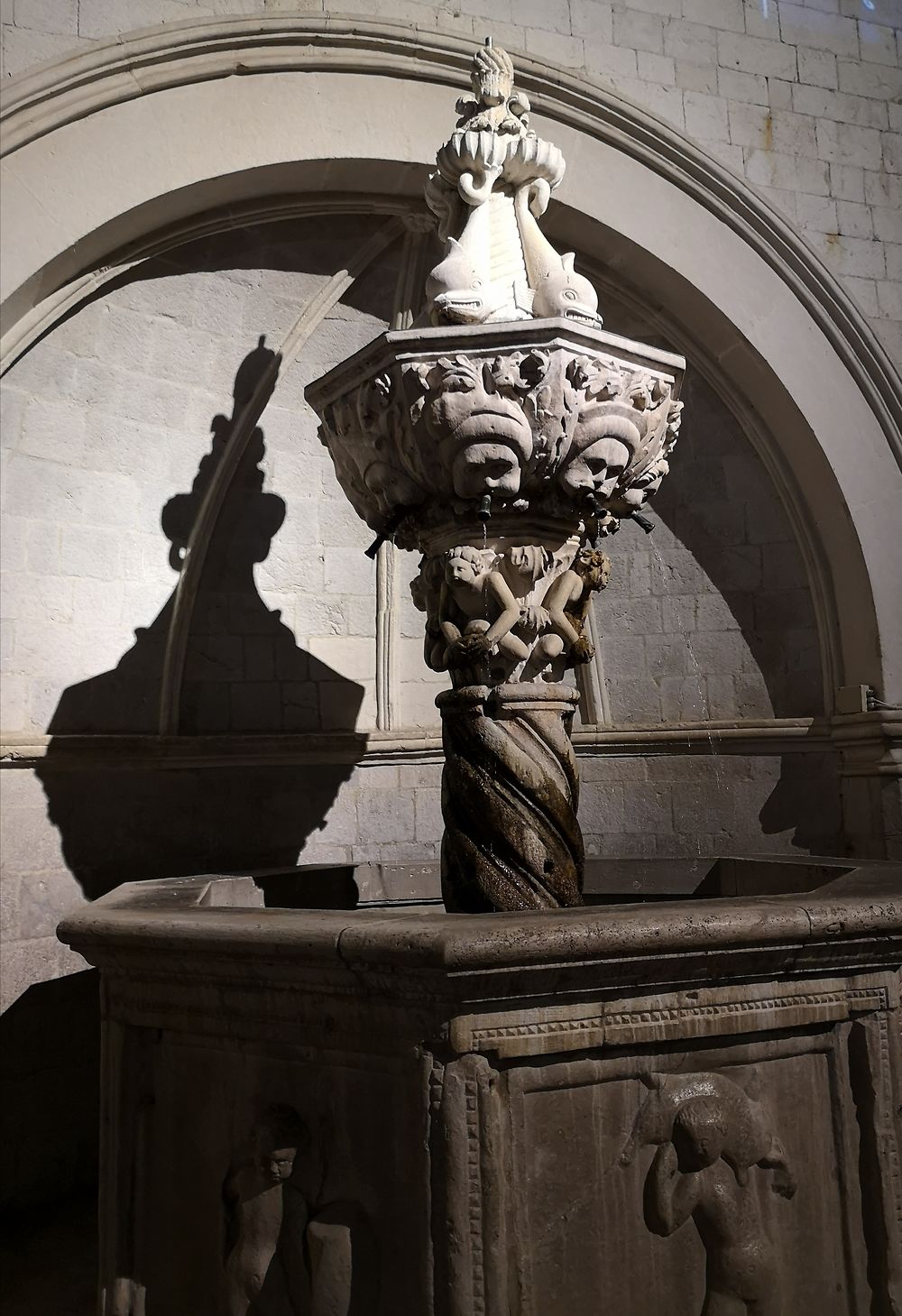 Fontaine au pied de la tour de l'horloge à dubrovn