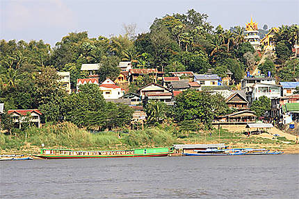 Péniches sur la rive laotienne du Mékong