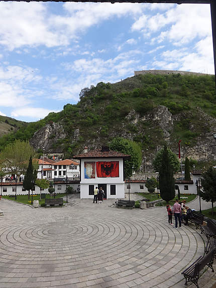 Place en face du musée de la Ligue de Prizren