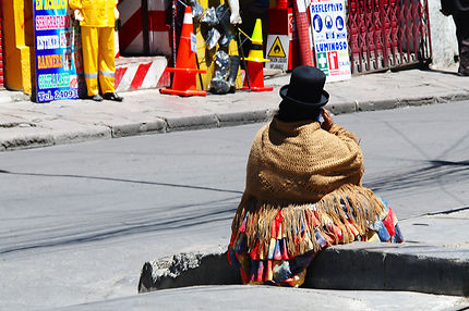 Pause téléphone dans les rues de La Paz