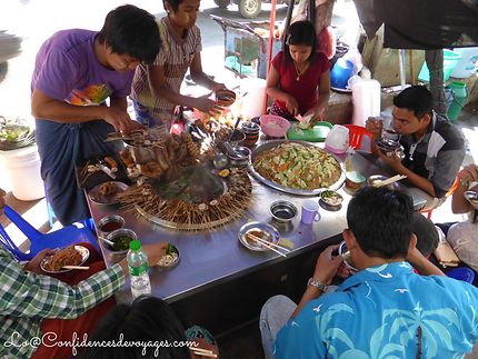 Déjeuner entre amis dans un restaurant birman