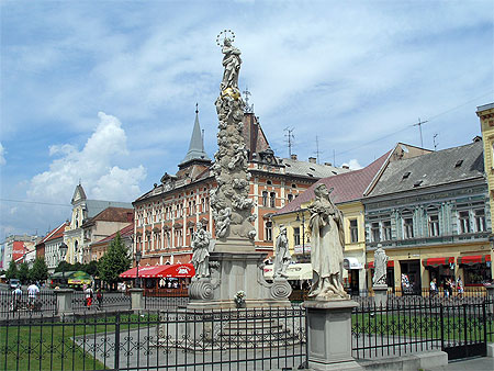 Place de Kosice avec sa colonne de la Peste Place de Kosice avec sa colonne de la Peste