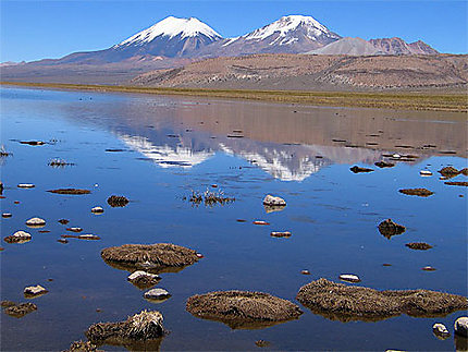 Reflets des volcans chiliens dans la lagune