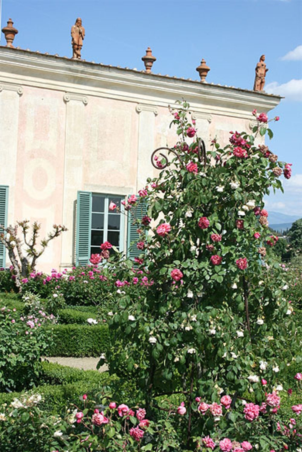 Musée de la porcelaine et sa roseraie