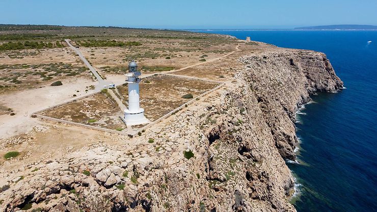 L’Ouest de Formentera : phares, grottes et petites criques