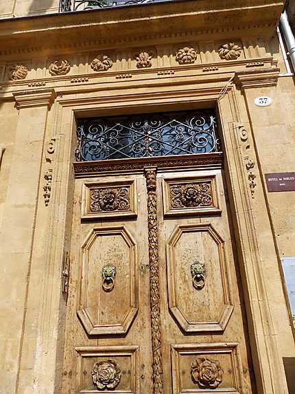 Porte décorée à Aix-en-Provence