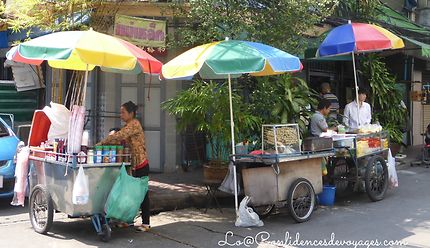 Au coin de la rue, street-food à Bangkok